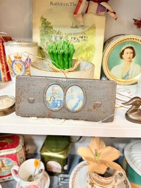1935 The King & Queen Silver Jubilee Rowntree & Co LTD Tin George V & Mary